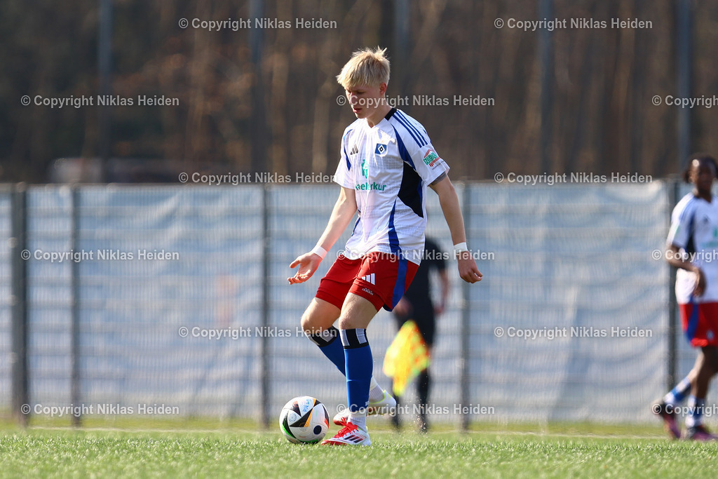 NH_HamburgerSVU19_TSG1899HoffenheimU19_U19DFBNachwuchsliga_09032025 | #18 Dayo Richardt (Hamburger SV U19)Fußball I Junioren I U19 DFB-Nachwuchsliga I Saison 2024-2025 I Hauptrunde Liga A, Gruppe C, 6. Spieltag I Hamburger SV U19 - TSG 1899 Hoffenheim U19 I 09.03.2025 I Alexander-Otto-Akademie