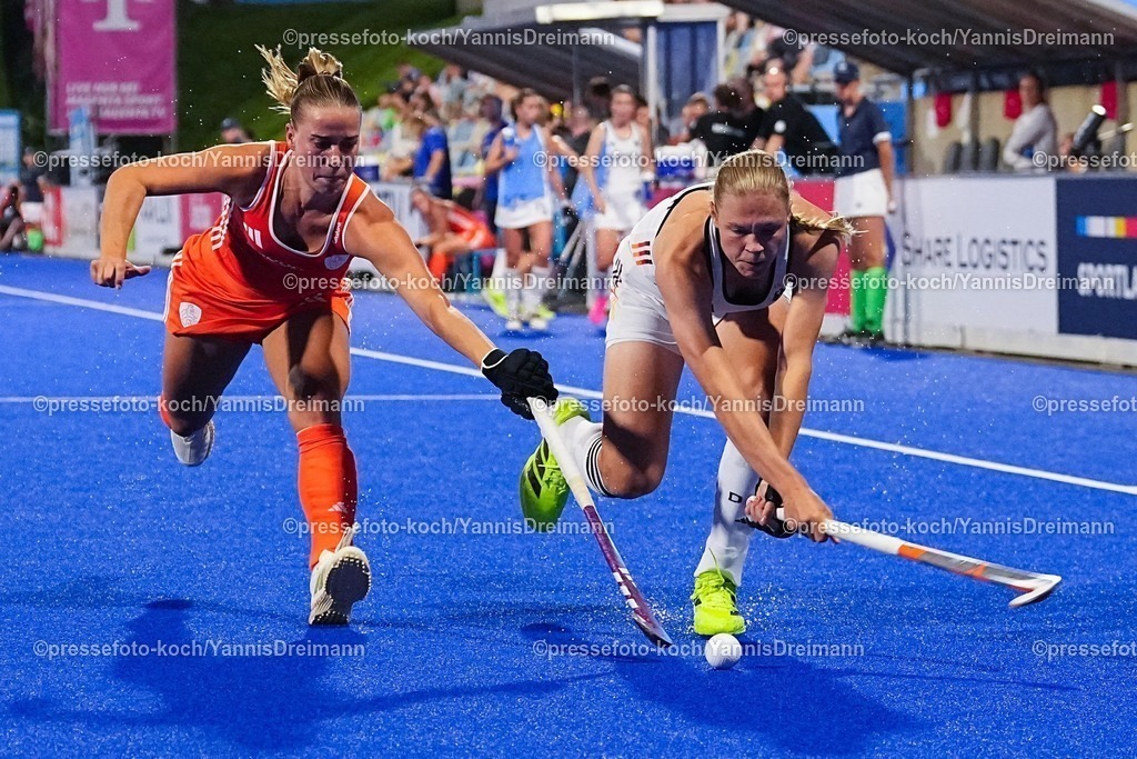 xydrx11082503015 | 11.08.2025, xydrx, Frauen EuroHockey Championship 2025, Gruppenphase, Gruppe A, Deutschland - Niederlande, Sparkassenpark Mönchengladbach: Joosje Burg (NED #16) im Zweikampf gegen Ines Wammer (GER #12)