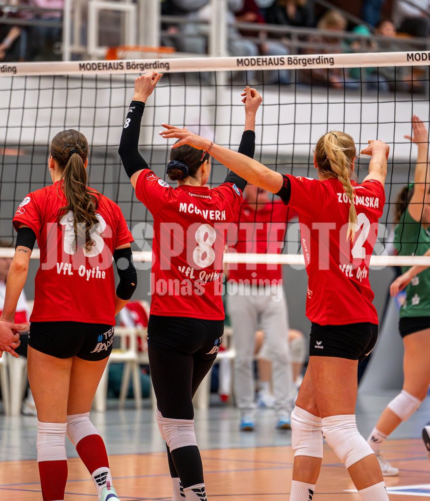 Volleyball I Frauen I Saison 2025-2026 I 2 Bundesliga Pro I 16. Spieltag VFL Oythe - TV Planegg-Krailling-03 | Freude bei Annelis Lotte Tyws (13,VFL Oythe), Georgia McGovern (8,VFL Oythe) und Dominika Zoltanska (2,VFL Oythe) - Realisiert mit Pictrs.com