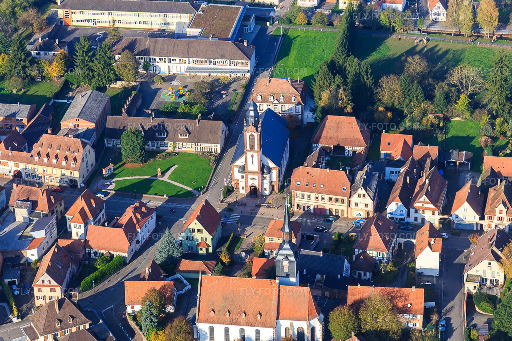 Aerial view: Church of Saint-Pierre-Saint-Paul and Protestant Church Soultz-sous-Forêts in Soultz-sous-Forêts in the state Bas-Rhin, France. – Photo: IMG_075561.jpg taken on 11/01/2014 by Werner Riehm/FLY-FOTO.com – Resolution of the original: 5244 x 3496 px – PAROISSE-SSF.COM – la communauté protestante de Soultz s/s ForêtsLobsann et Retschwiller !