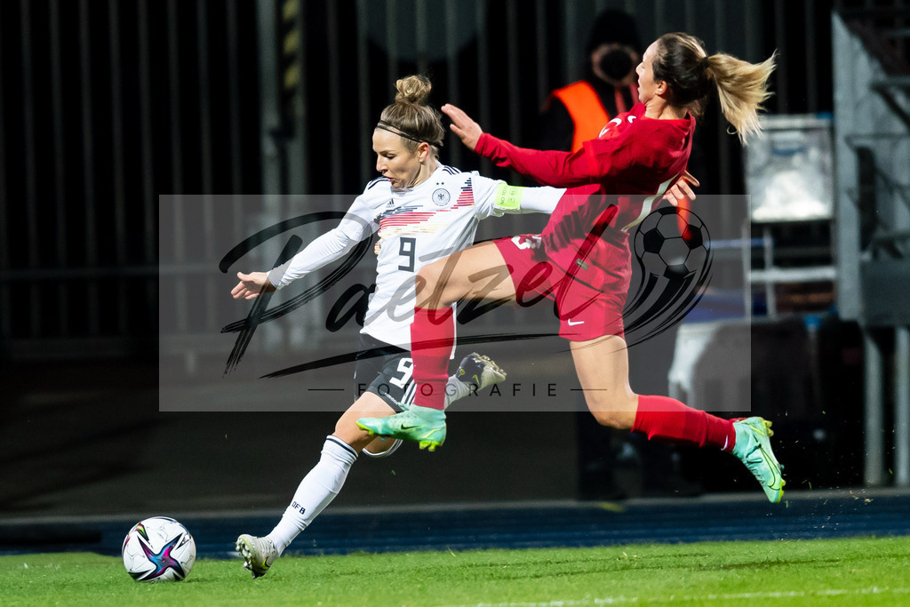 GERTUR20211126_023 | Fussball, Frauen: Svenja Huth (Germany) und Birguel Sadikoglu (Turkey) im Zweikampf bei dem Spiel der WM-Qualifikation zwischen Deutschland und Tuerkei im Eintracht-Stadion am 26.11.2021 in Braunschweig, Deutschland. - Realisiert mit Pictrs.com
