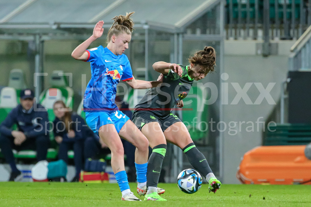 Fussball, Google Pixel Frauen-Bundesliga, VfL Wolfsburg - RB Leipzig | v.li.: Marlene Müller (RB Leipzig, 27) und Lena Oberdorf (VfL Wolfsburg, 5) im Zweikampf, Duell, Dynamik, Aktion, Action, Spielszene, DIE DFB-RICHTLINIEN UNTERSAGEN JEGLICHE NUTZUNG VON FOTOS ALS SEQUENZBILDER UND/ODER VIDEOÄHNLICHE FOTOSTRECKEN. DFB REGULATIONS PROHIBIT ANY USE OF PHOTOGRAPHS AS IMAGE SEQUENCES AND/OR QUASI-VIDEO.