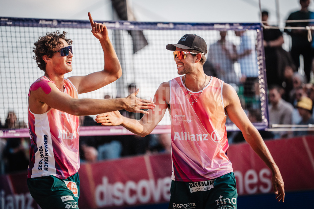 Beachvolleyball | Männer | Allianz German Beach Tour 2025 | Tourstop Düsseldorf | 16.05.2025 | v.l. Hennes Nissen und Niklas Held jubeln