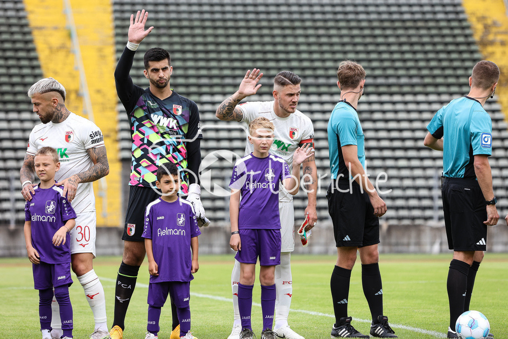 FC Augsburg - TSV Schwaben Augsburg | v. l. Niklas DORSCH (FCA #30), Nejijko LABROVIC (FCA #22) und Jeffrey GOUWELEEUW (FCA #6)