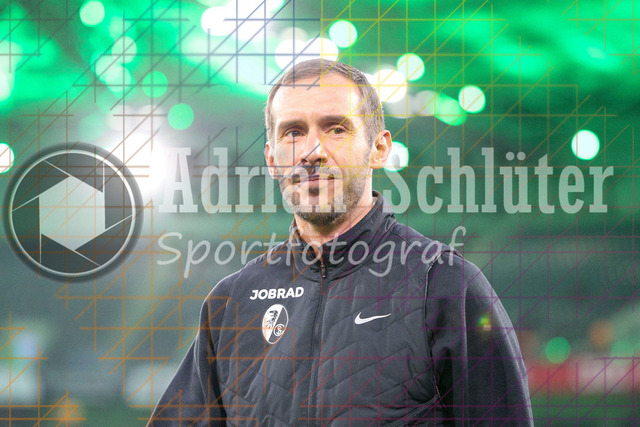 Borussia Mönchengladbach vs SC Freiburg - Bundesliga  | Mönchengladbach, Deutschland, 05.10.25:   Trainer Julian Schuster (SC Freiburg) schaut waehrend des Spiels der Bundesliga zwischen Borussia Mönchengladbach vs SC Freiburg im Stadion im Borussia Park(Foto von Brauer-Fotoagentur / Adrian Schlueter)