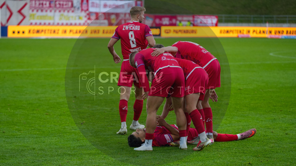 Fußball, Herren, Saison 2025/2026, Regionalliga Nordost, 14. Spieltag, FSV Zwickau vs. FSV 63 Luckenwalde, Samstag 01.11.2025, GGZ-Arena Zwickau | Fußball, Herren, Saison 2025/2026, Regionalliga Nordost, 14. Spieltag, FSV Zwickau vs. FSV 63 Luckenwalde, Samstag 01.11.2025, GGZ-Arena Zwickau, Im Bild: Jubel beim FSV Zwickau nach dem Treffer zur 2:0-Führung. - Realisiert mit Pictrs.com