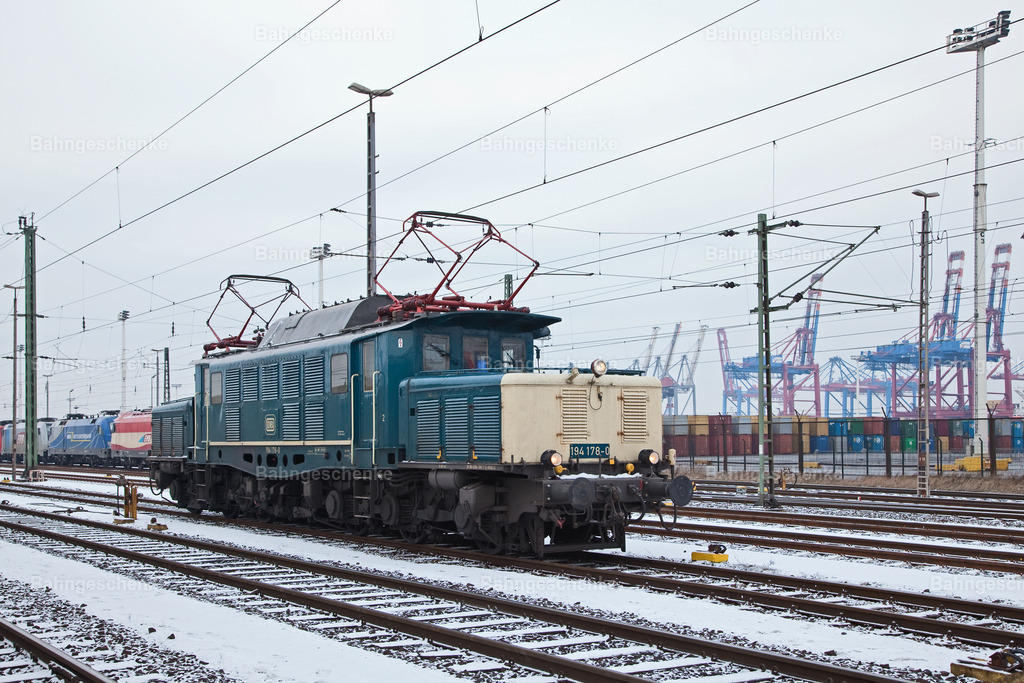 R4U194178Waltershof4p120212 | Stöbern Sie durch einzigartige Aufnahmen und finden die perfekte Aufnahme für jeden Eisenbahnentheusiast! Stellen Sie sich aus einer Reihe von Möglichkeiten wie der Druck auf Leinwände, Fotoposter, Kalender oder Magnetfotos Ihr Geschenk zusammen - Realisiert mit Pictrs.com