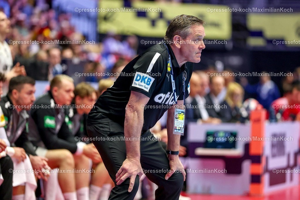 EHF15012602051 | 15.01.2026, Handball, Men's EHF EURO 2026, Deutschland - Östereich, Jyske Bank Boxen in Herning, Dänemark, Preliminary Round: Headcoach Alfred Gislason (Germany #hc) gestikulierend am Spielfeldrand  