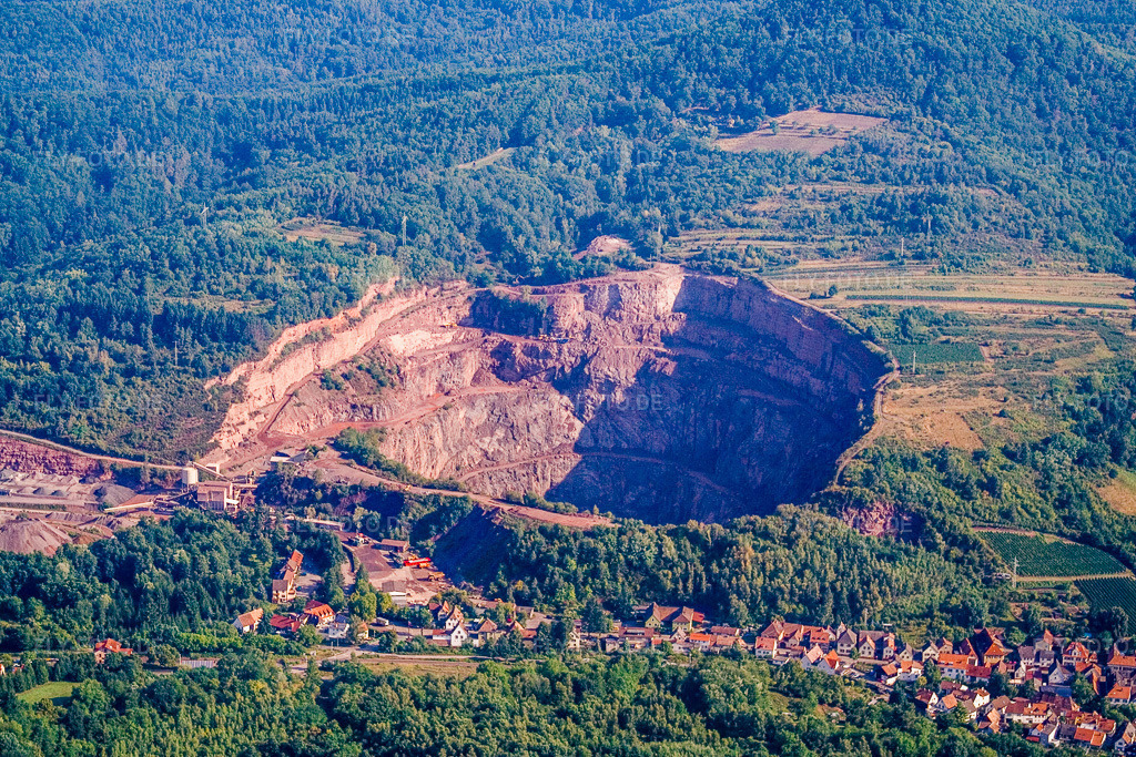 Luftbild: Steinbruch der Basalt-Actien-Gesellschaft in Albersweiler im Bundesland Rheinland-Pfalz in Deutschland. Foto: IMG_12030.jpg vom 31.07.2008 durch Werner Riehm/FLY-FOTO.deBaustoffe aus Naturstein | Asphalt - BVG Kirn