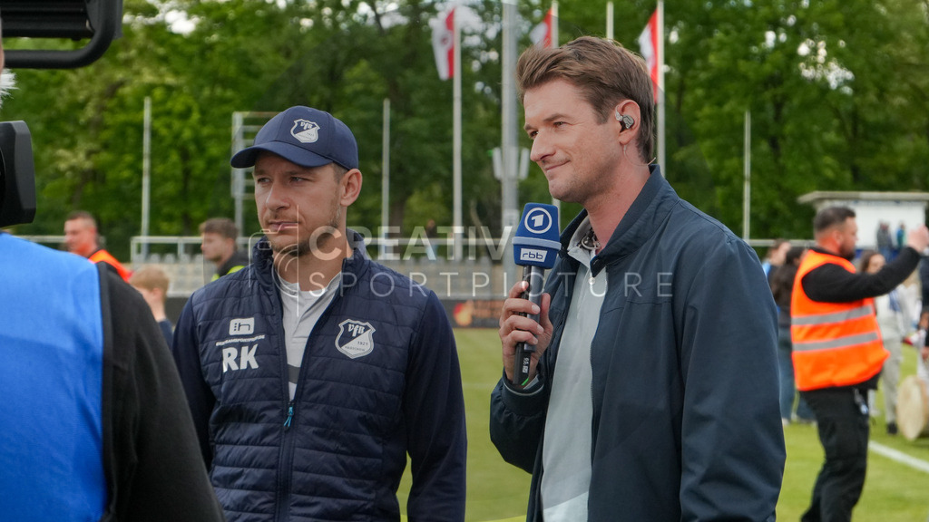 Fußball, Herren, Saison 2024/2025, Finaltag der Amateure 2025, Landespokal Brandenburg, Finale, VfB 1921 Krieschow vs. RSV Eintracht 1949, Samstag 24.05.2025, Volksparkstadion Neuruppin, | Fußball, Herren, Saison 2024/2025, Finaltag der Amateure 2025, Landespokal Brandenburg, Finale, VfB 1921 Krieschow vs. RSV Eintracht 1949, Samstag 24.05.2025, Volksparkstadion Neuruppin, Im Bild: Robert Koch (l. Trainer Krieschow) und Dennis Wiese (r. Reporter rbb/ARD) beim Interview nach Spielende - Realisiert mit Pictrs.com