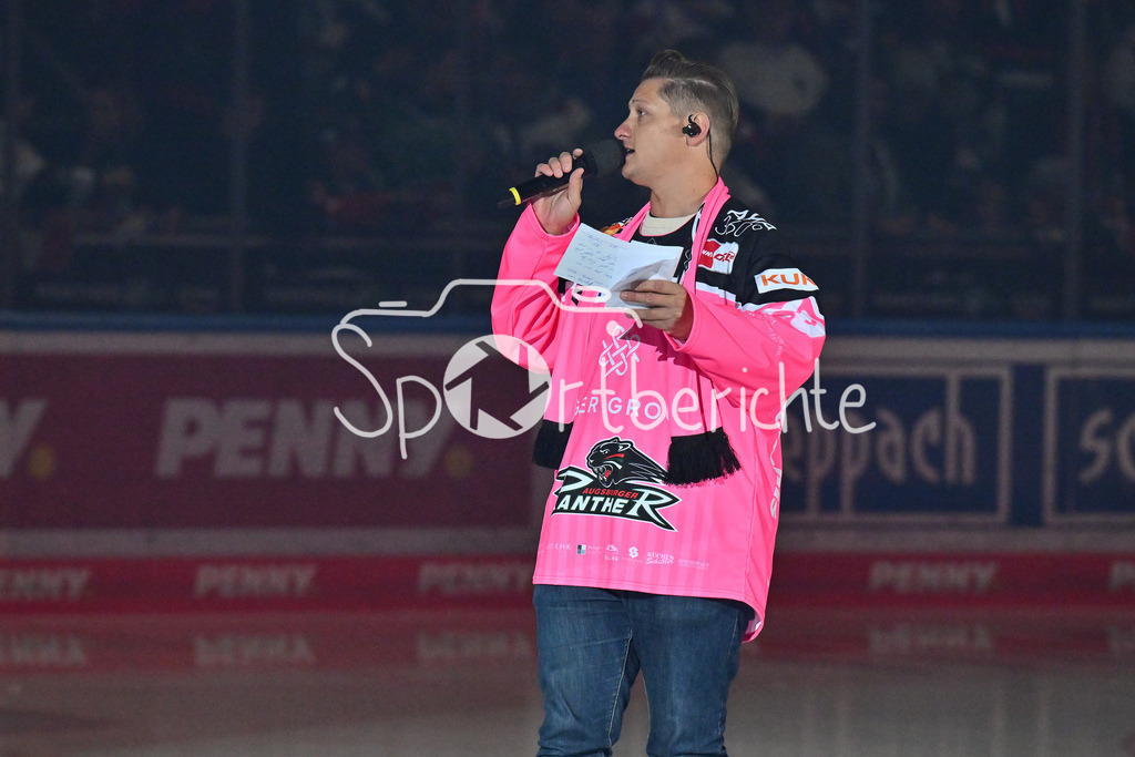 Augsburger Panther - Straubing Tigers | Stadionsprecher Alex DUSSMANN in Akiton / Freisteller / Einzelfoto
