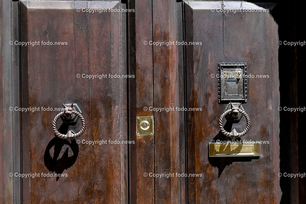 Italien_ Toskana_ San Gimignano_ 31.05.2024-102 | 31.05.2024, Italien, ITA, Toskana, San Gimignano im Bild Stadtansichten Gebäude, Architektur, Touristen, Historisch, Souvenir, Ansichten der berühmten Stadt San Gimignano in der Toskana-Italien - View of the famous town San Gimignano in Tuscany-ItalySan Gimignano ist eine italienische Kleinstadt in der Toskana mit einem mittelalterlichen Stadtkern. San Gimignano wird auch die Stadt der Türme genannt. Die Stadt liegt in der Provinz Siena. Sie gehört neben Florenz, Siena und Pisa zu den von Touristen meist besuchten Zielen in der Toskana.