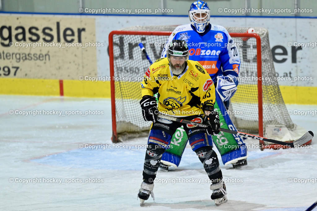 ESC SPARKASSE STEINDORF vs. MET PHOTOVOLTAIK HORNETS SPITTAL | #33 Kabas Michael EC Hornets Spittal, #70 Moser Lukas ESC Steindorf, ESC SPARKASSE STEINDORF vs. MET PHOTOVOLTAIK HORNETS SPITTAL, ESC SPARKASSE STEINDORF vs. MET PHOTOVOLTAIK HORNETS SPITTAL am 22.11.2025 in Steindorf (Ossiachersee Halle), Austria, (Photo by Bernd Stefan)