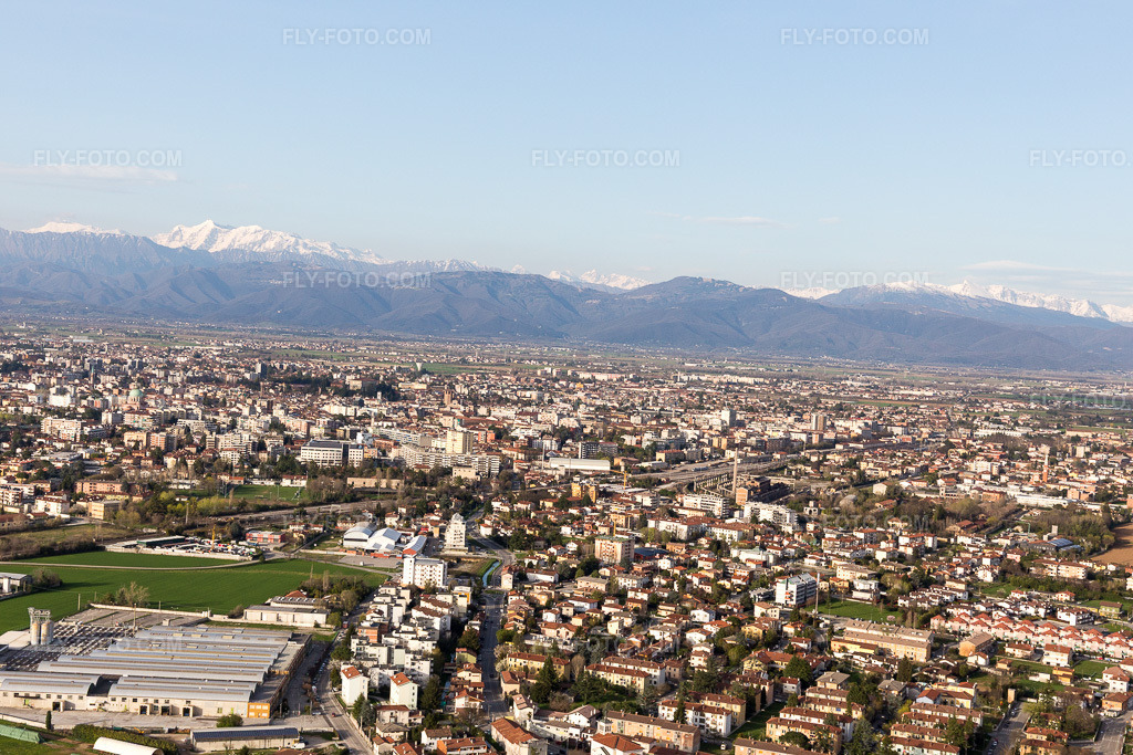 Aerial view: View of the town in Basaldella in the state Friuli Venezia Giulia, Italy. – Photo: IMG_105786.jpg taken on 04/08/2018 by Werner Riehm/FLY-FOTO.com – Resolution of the original: 5472 x 3648 px