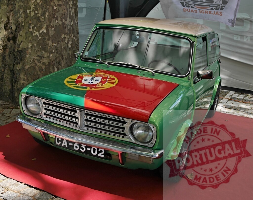 Mini Clubman displaying Portuguese flag at car show | Classic Mini Clubman car proudly displaying Portugal flag colors and emblem on its hood - Realisiert mit Pictrs.com