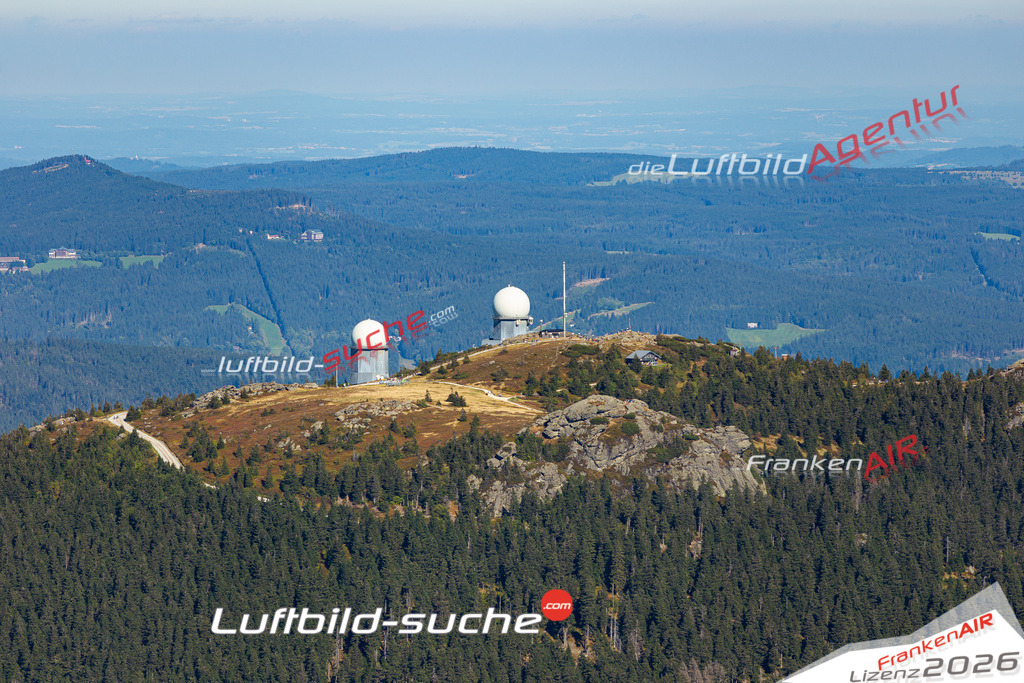 Die Luftaufnahme Grosser Arber - Bayerisch Eisenstein wurde 2021 mittels Flugzeug (keine Drohne) erstellt. Hohe Auflösung -für große Poster und Wandbilder geeignet!