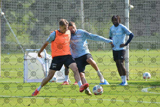 RGE_5725b | Hertha BSC, 2.Bundesliga, Herren, Saison 2025/26, Training, von li. Marten Winkler ( Hertha BSC ), Michael Cuisance ( Hertha BSC ), Foto: Ralf Gebhardt - Realisiert mit Pictrs.com