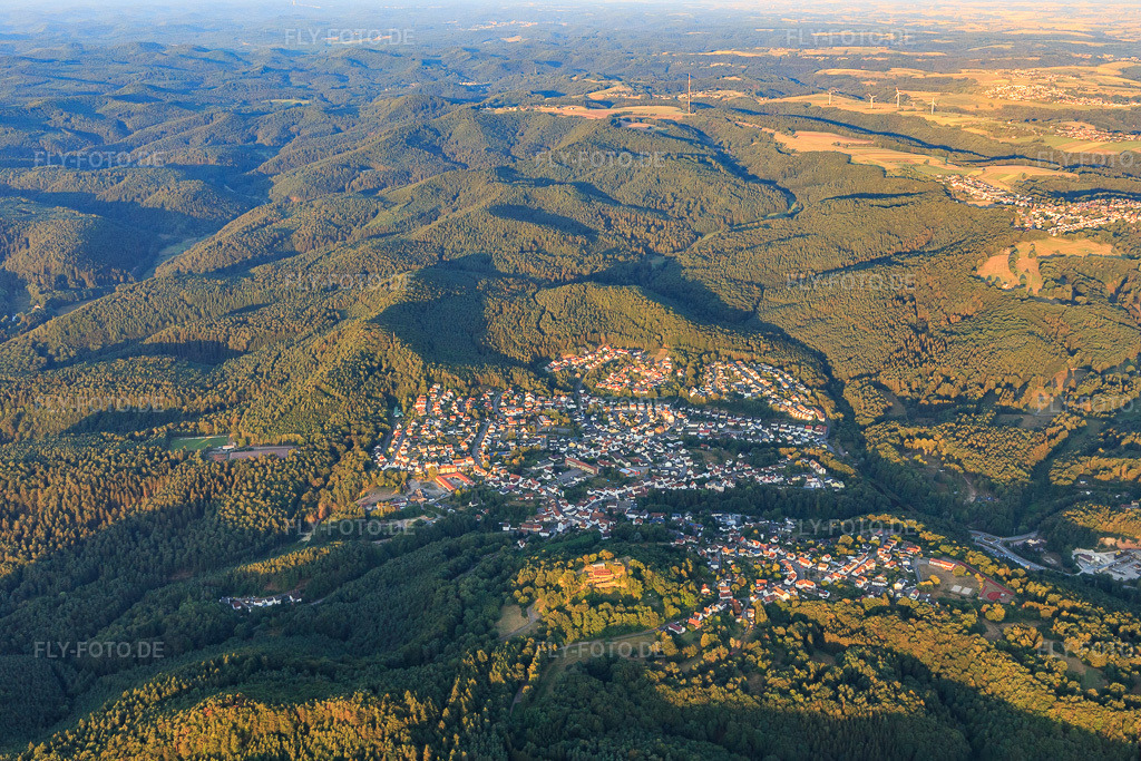 Luftbild: Ortsansicht im Pfälzerwald am Morgen aus Osten in Lemberg im Bundesland Rheinland-Pfalz in Deutschland. Foto: IMG_109686.jpg vom 06.08.2018 durch Werner Riehm/FLY-FOTO.de