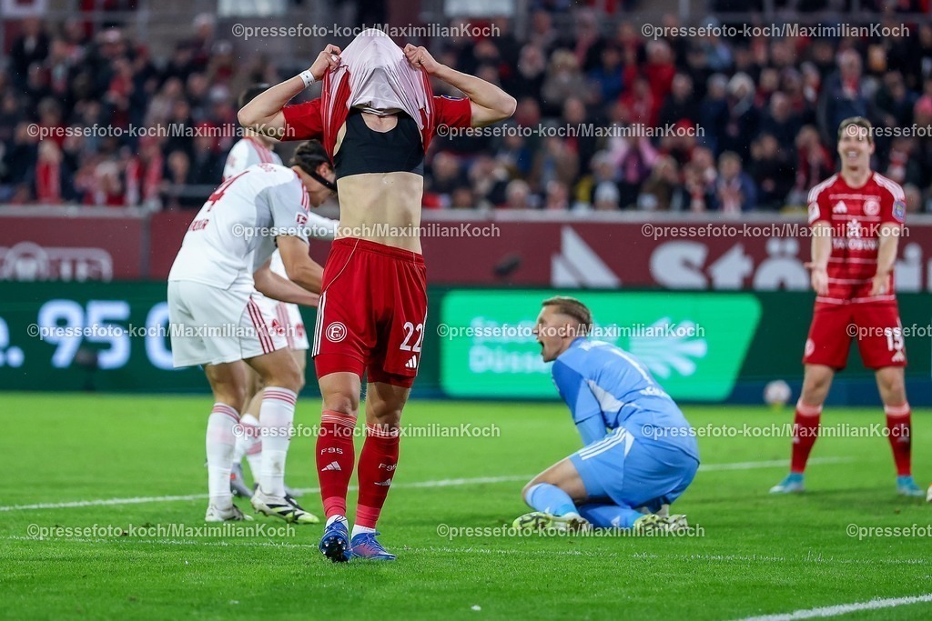 F9503102501144 | 03.10.2025, Fußball, Fortuna Düsseldorf - 1.FC Nürnberg, 2. Fußball Bundesliga, Merkur Spiel-Arena, Saison 2025 2026: Danny Schmidt (Fortuna Düsseldorf #22) versteckt sein gesicht enttäuscht hinter dem Trikot nach der verschossenen Torchance  Enttäuschung EnttäuschtDFB regulations prohibit any use of photographs as image sequences and or quasi-video.