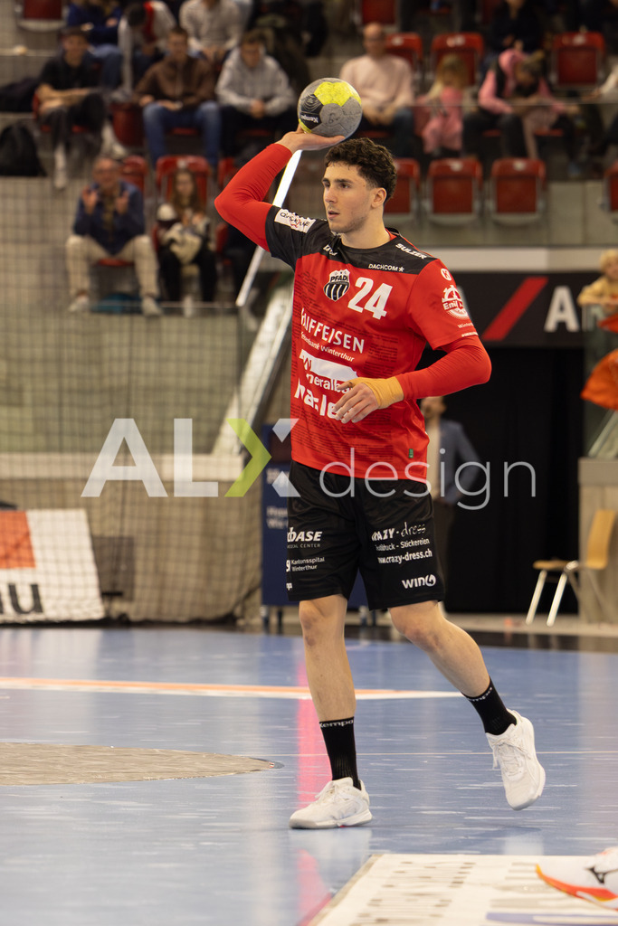 Handballen I Herren I Saison 2025-2026 I Quickline Handball League 2026 | Men I 18. Spieltag I Pfade Winterthur - Kadetten Schaffhausen I 20.12.2025 | 24 Mehdi Ben Romdhane (Pfadi Winterthur) – Rückraum mitte - Realisiert mit Pictrs.com