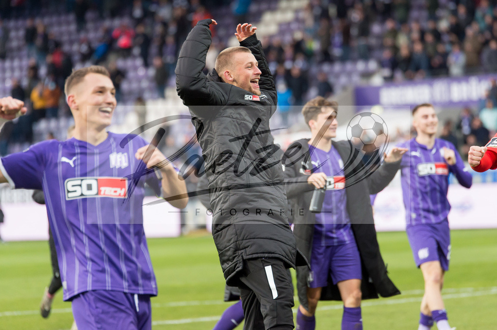 OSNTSV20211106_163 | Fussball, Herren: . Spieler vom VfL Osnabrueck Schlussjubel, jubelt nach dem 3:1 Sieg bei dem Spiel der 3. Liga zwischen VfL Osnabrueck und TSV 1860 Muenchen im Stadion an der Bremer Bruecke am 06.11.2021 in Osnanbrueck, Deutschland.DFB / DFL REGULATIONS PROHIBIT ANY USE OF PHOTOGRAPHS AS IMAGE SEQUENCES AND/OR QUASI-VIDEO. - Realisiert mit Pictrs.com