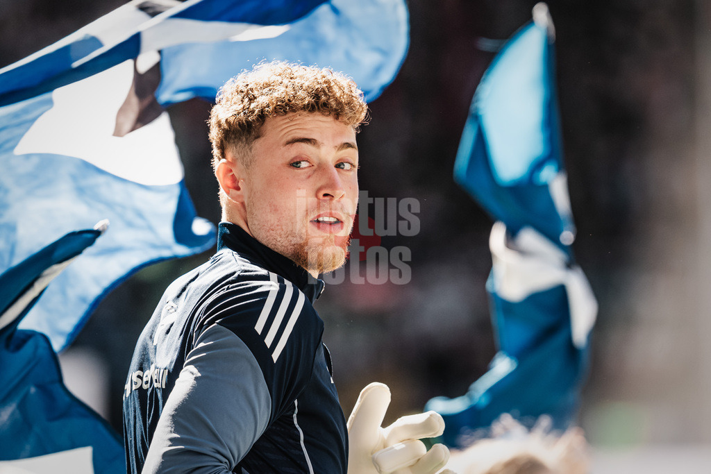 Fußball | Männer | Saison 2025/2026 | 1. Fußball-Bundesliga | 28. Spieltag | Hamburger SV vs. FC Augsburg | 04.04.2026 | Hannes Hermann (#40, HSV) läuft ins Stadion ein