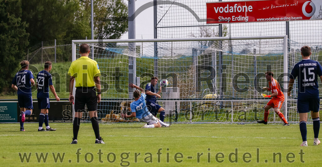 2023-08-26_083_FC_Langengeisling_gegen_TuS_Raubling | Erding, Deutschland, 26.08.2023:
Fußball, Bezirksliga Oberbayern Ost 2023 / 2024, 6. Spieltag, FC Langengeisling gegen TuS Raubling, Endergebnis: 2:0

Quirin Wolfrum (TuS Raubling, #24), Michael Gruber (TuS Raubling, #23), Maximilian Birnbeck (FC Langengeisling, #27), Torwart Alexander Kuile (TuS Raubling, #22)

Foto: Christian Riedel / fotografie-riedel.net