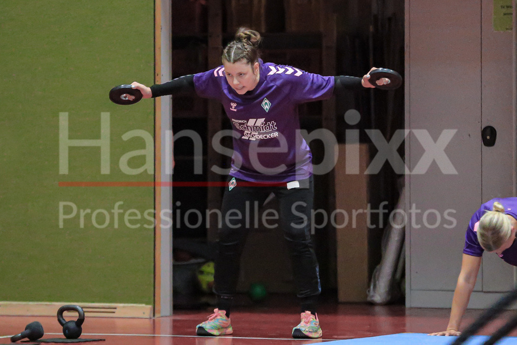 Handball, 2. Bundesliga Frauen, Training SV Werder Bremen | v.li.: Elaine Rode (SV Werder Bremen, 77) bei einer Übung, Trainingsübung