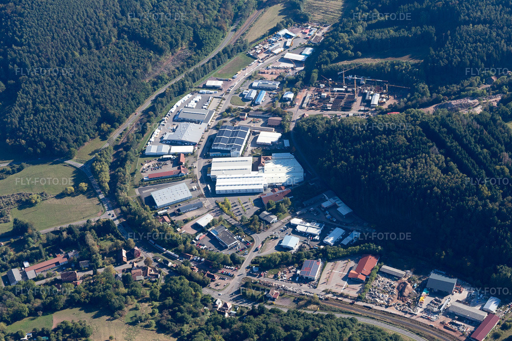 Luftbild: Dahn-Reichenbach Industriegebiet in Dahn im Bundesland Rheinland-Pfalz in Deutschland. Foto: IMG_095239.jpg vom 16.10.2016 durch Werner Riehm/FLY-FOTO.de