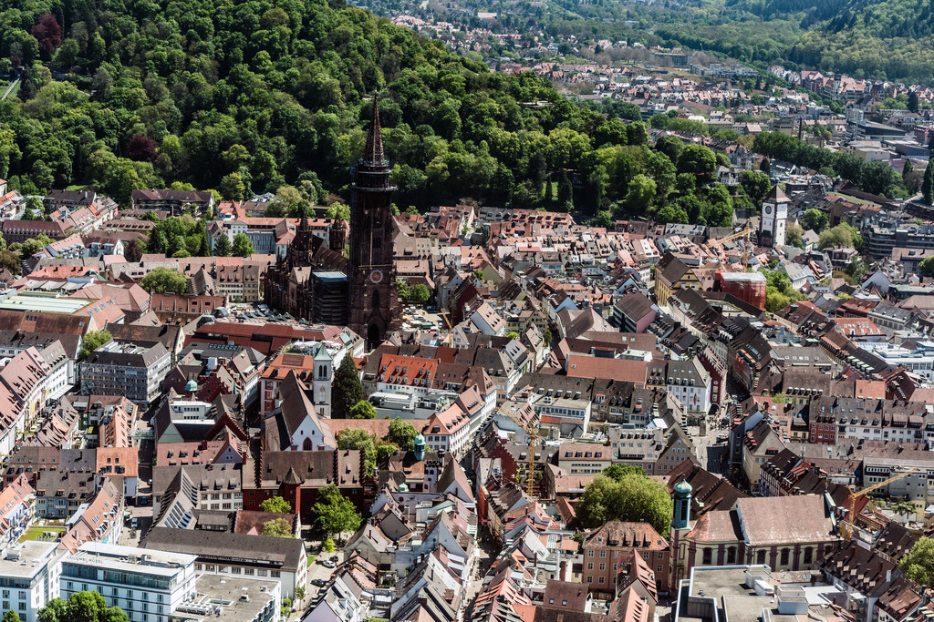 dr__0012092.jpg | FREIBURG IM BREISGAU 10.05.2017 Altstadtbereich und Innenstadtzentrum und Freiburger Münster in Freiburg im Breisgau im Bundesland Baden-Württemberg, Deutschland. // Old Town area and city center and Freiburger Muenster in Freiburg im Breisgau in the state Baden-Wuerttemberg, Germany. Foto: Daniel Reiter