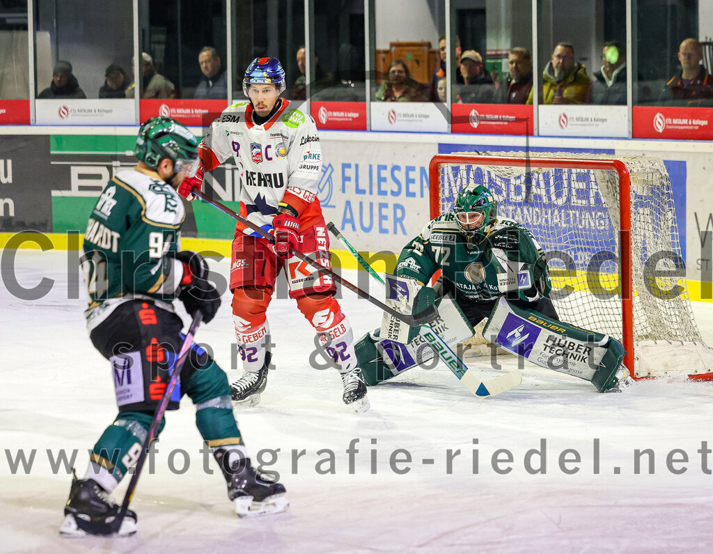 2025-11-16_069_TSV_Erding_gegen_Selber_Woelfe | Erding, Deutschland, 16.11.2025:Eishockey, Oberliga Süd 2025 / 2026, 17. Spieltag, TSV Erding gegen Selber Wölfe, Endergebnis: 3:1Markus Eberhardt (Erding Gladiators, #94), Richard Gelke (Selber Wölfe, #92), Torwart David Zabolotny (Erding Gladiators, #72)Foto: Christian Riedel / fotografie-riedel.net