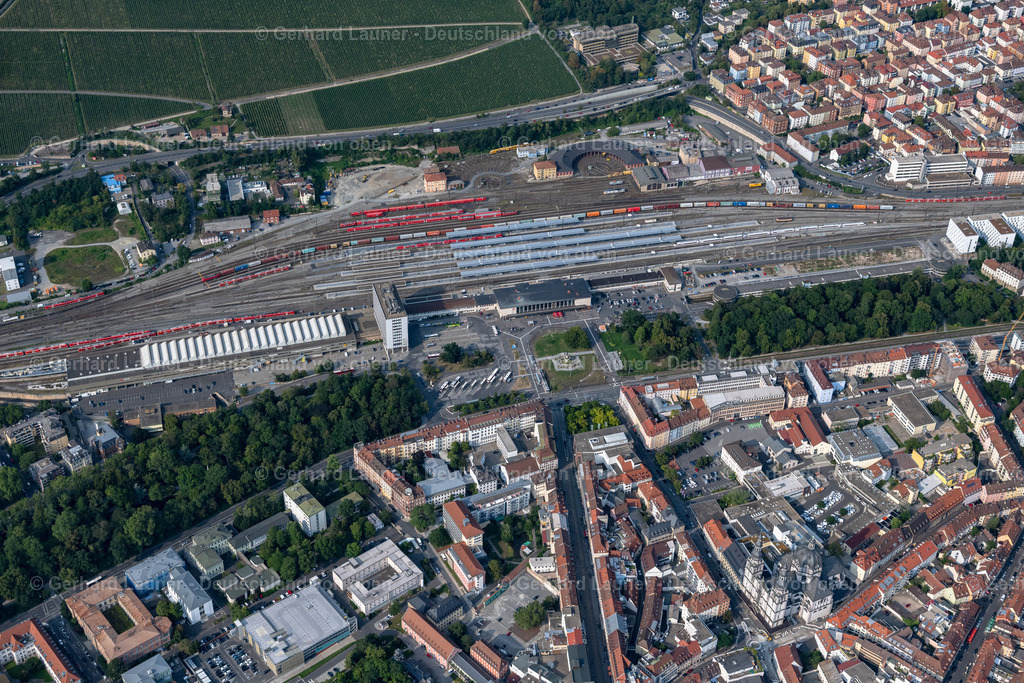 4047752 | WüRZBURG 21.08.2021 Gleisverlauf und Gebäude des Hauptbahnhofes der Deutschen Bahn in Würzburg im Bundesland Bayern. Weiterführende Informationen bei: DB Netz AG,  DB Station &amp; Service AG. // Track progress and building of the main station of the railway in Wuerzburg in the state Bavaria. Further information at: DB Netz AG,  DB Station &amp; Service AG. Foto: Gerhard Launer