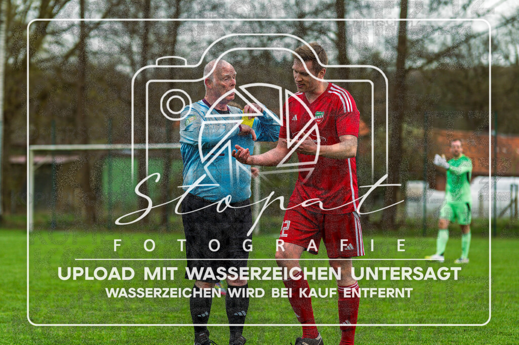 FGFSSCT-1032 | Siegfried Barz (Schiedsrichter) und Steffen Worthmann (SC Tewel #22) beim Herren Kreisliga HK Spiel zwischen FG Fulde-Stellichte und SC Tewel im Lehrdestadion, Stellichte (Simon Paul Stopat) - Realisiert mit Pictrs.com