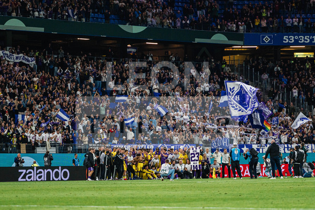 DFB-Pokal: HEBC - Borussia Dortmund, 01.09.2026 | Gruppenfoto, Abschlussbild, gemeinsames Foto beider Teams vor dem Fanblock des HEBC; Fußball, DFB-Pokal, 1. Runde: HEBC vs. Borussia Dortmund am 01.09.2026 im Volksparkstadion, HamburgDFB REGULATIONS PROHIBIT ANY USE OF PHOTOGRAPHS AS IMAGE SEQUENCES AND/OR QUASI-VIDEO. - Realisiert mit Pictrs.com