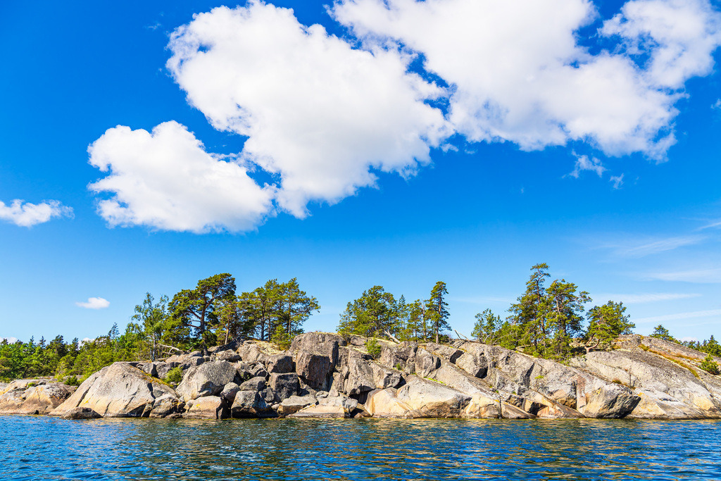 Ostseeküste mit Felsen und Bäumen im Schärengarten vor Västervik in Schweden | Ostseeküste mit Felsen und Bäumen im Schärengarten vor Västervik in Schweden.
