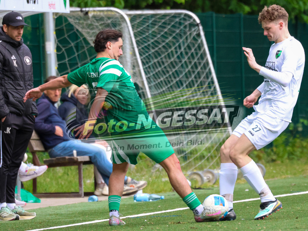 SC Bünde - TuS Tengern | Auf dem Bild zu sehen: weiß SC Bünde: Fabian Becker ; grün TuS Tengern: Semih Yilmaz SC Bünde, TuS Tengern, Saison 25/26, Bezirksliga, Hunnebrock, Deutschland - Realisiert mit Pictrs.com