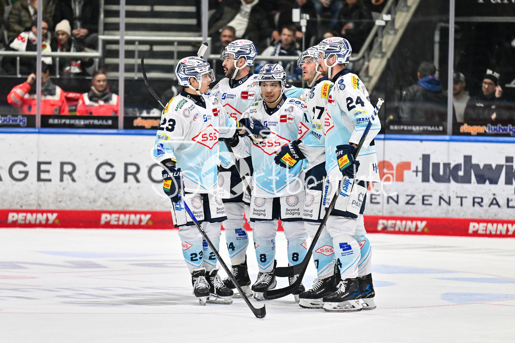 Augsburger Panther - Dresdner Eislöwen | AUGSBURG, DEUTSCHLAND - 06. MÄRZ: Jubel der Gäste nach dem Treffer zum 3-6 durc Austin ORTEGA (Eislöwen Dresden 8) / Tor / Torschuetze / Freude / Happy während dem Match zwischen den Augsburger Panthern und den Dresdner Eislöwen am 49. Spieltag der Penny DEL im Curt Frenzel Stadion