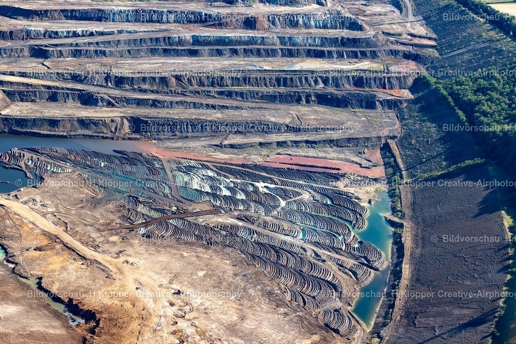 Lufbilder Bedburg-5781 | Schichten einer Bergbau- Abraumhalde " RWE Power AG " in Bedburg im Bundesland Nordrhein-Westfalen, Deutschland - Realisiert mit Pictrs.com