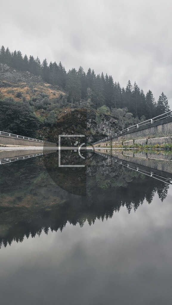 Wandbild Okertalsperre | Bergspiegelung im Wasser an der Okertalsperre im Harz. - Realisiert mit Pictrs.com