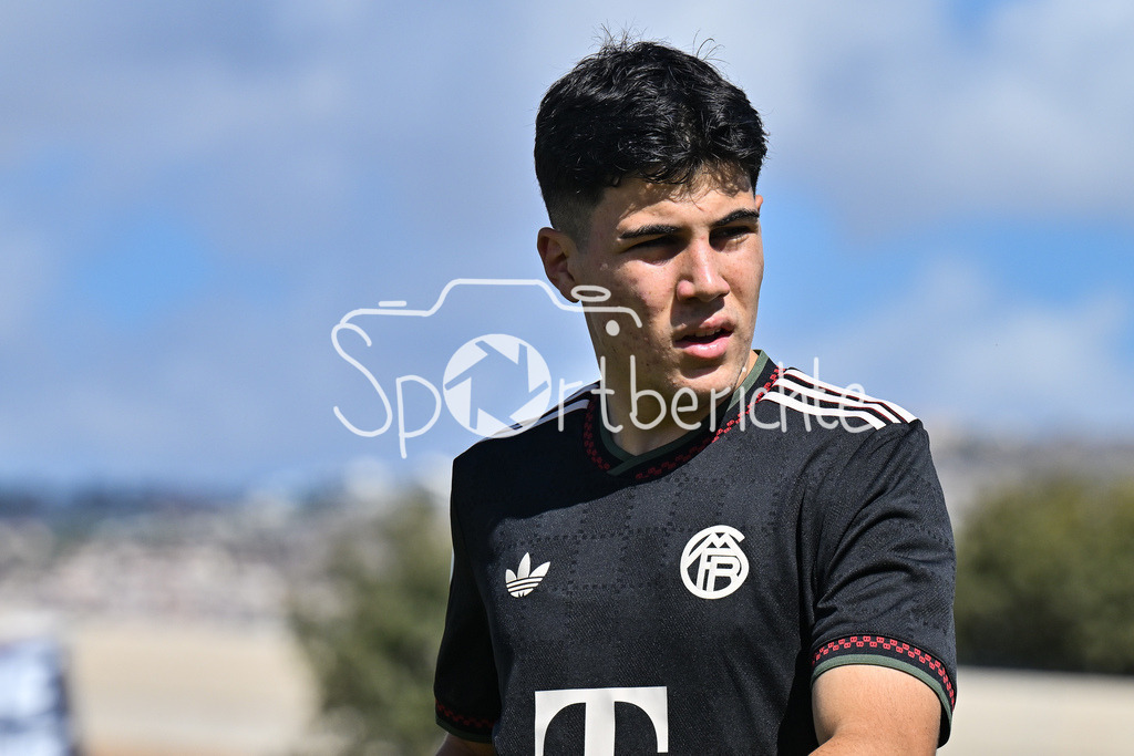Papohs FC U19 - FC Bayern München U19 | im Bild Felipe CHAVEZ (FCB #10) / Einzelfoto / Freisteller / UEFA Youth League: Paphos FC U19 - FC Bayern München U19; Stelios Kyriakides Stadium am 30.09.2025