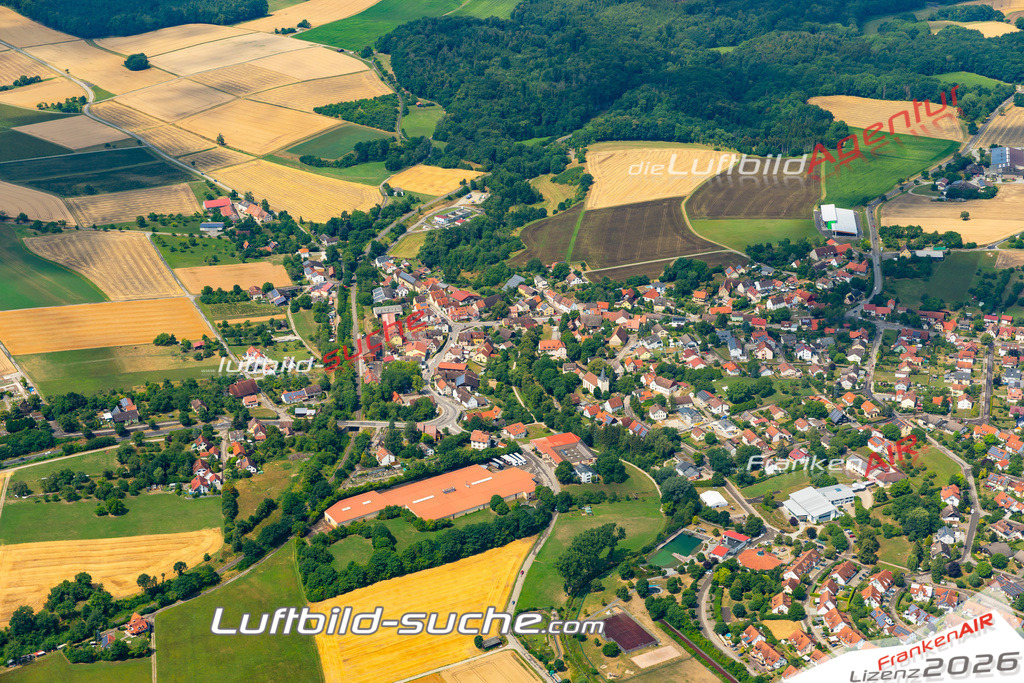 Aktuelles Luftbild von  Wallhausen - Die Luftaufnahme wurde 2022 mittels UL-Flugzeug erstellt ( keine Drohne ) - hochauflösende Kamera-Systeme von  Canon -Beste Qualität - Für grossformatige Ausdrucke geeignet. Die Geschenkidee !