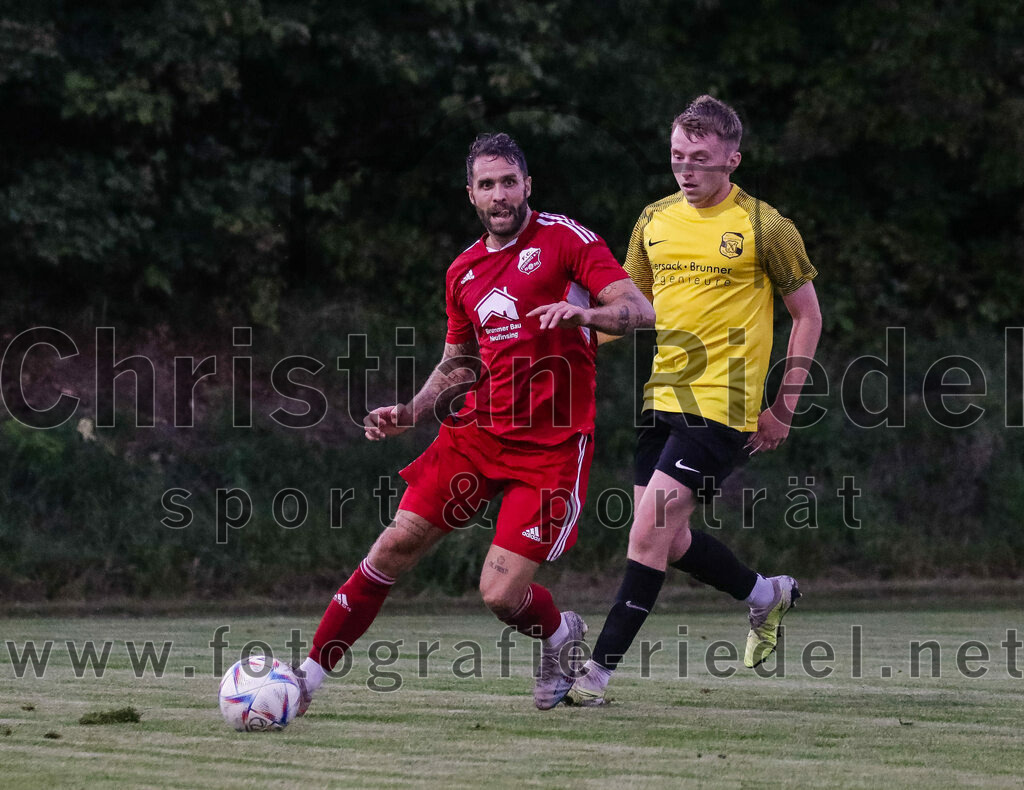 2023-09-07_083_FC_Finsing_gegen_FC_Moosinning_II | Finsing, Deutschland, 07.09.2023:
Fußball, Kreisliga 2023 / 2024, 8. Spieltag, FC Finsing gegen FC Moosinning II, Endergebnis: 3:0

Markus Rickhoff (FC Finsing, #7), Mats Behrens (FC Moosinning, #15)

Foto: Christian Riedel / fotografie-riedel.net