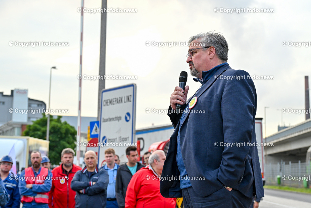 Kundgebung der Gewerkschaft_ PROGE_ 23.05.2024-35 | 23.05.2024, Linz, AUT, Kundgebung der Gewerkschaft, PROGE, im Bild Kundgebungsteilnehmer, Andreas Stangl (Praesident der Arbeiterkammer Ooe, OeGB-Landesvorsitzender)