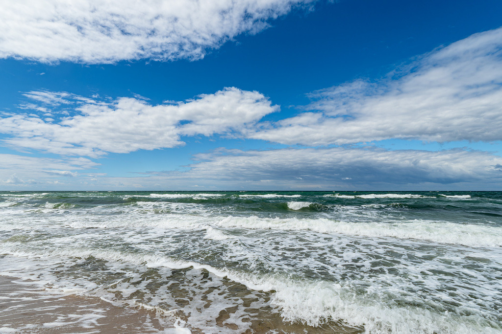 Der Weststrand mit Wellen und Wolken auf dem Fischland-Darß | Der Weststrand mit Wellen und Wolken auf dem Fischland-Darß.