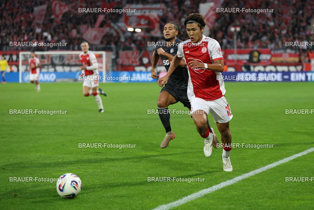 Rot-Weiss Essen - VFL Osnabrück | Essen, Deutschland, 17.09.2025 Kaito Mizuta  (Rot-Weiss Essen) mit Yiğit Karademir (VFL Osnabrück) im Kampf um den Ballwährend des 3.Liga Spiels zwischen  Rot-Weiss Essen und VFL Osnabrück am 17.09.2025 im Stadion an der Hafenstraße in Essen. (Foto von Timo Bluhmki-Schmidt/Brauer Fotoagentur