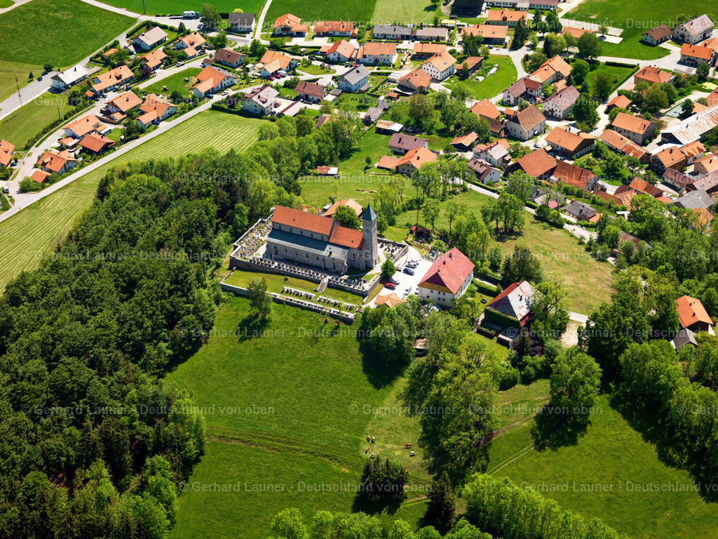 2724165 | Kirche Wollaberg WOLLABERG 19.05.2007 Landwirtschaftliche Nutzflächen und Feldgrenzen  umsäumen das Siedlungsgebiet des Dorfes in Wollaberg im Bundesland Bayern, Deutschland // Agricultural land and field boundaries surround the settlement area of the village  in Wollaberg in the state Bavaria, Germany Foto: Gerhard Launer