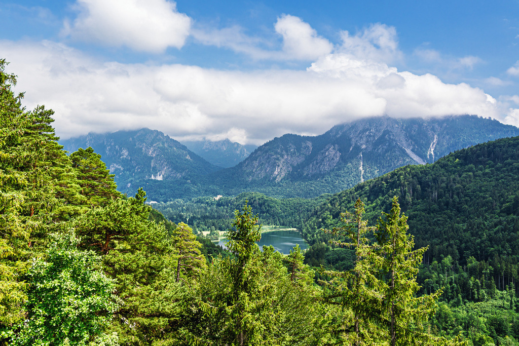 Blick vom Kalvarienberg auf den Schwansee bei Füssen im Allgäu | Blick vom Kalvarienberg auf den Schwansee bei Füssen im Allgäu.