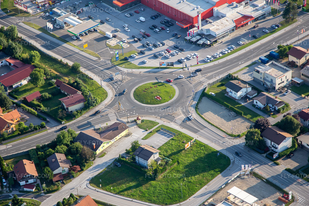 Aerial view: Roundabout with city coat of arms in Ptuj in the state Slovenia, Slovenia. – Photo: IMG_137305.jpg taken on 07/08/2023 by Werner Riehm/FLY-FOTO.com – Resolution of the original: 5472 x 3648 px