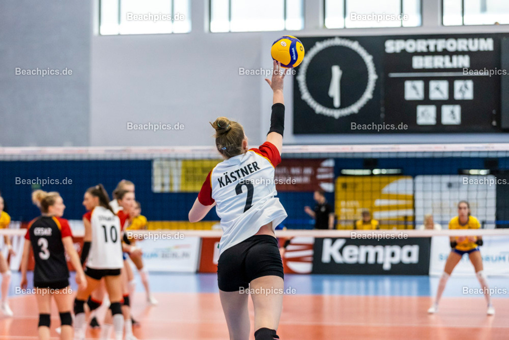 2023-00070897-Freundschaftsspiel-Deutschland-Ukraine | Aufschlag Pia KÄSTNER GER 20.05.2023; Berlin Foto: Gerold Rebsch - www.beachpics.de
