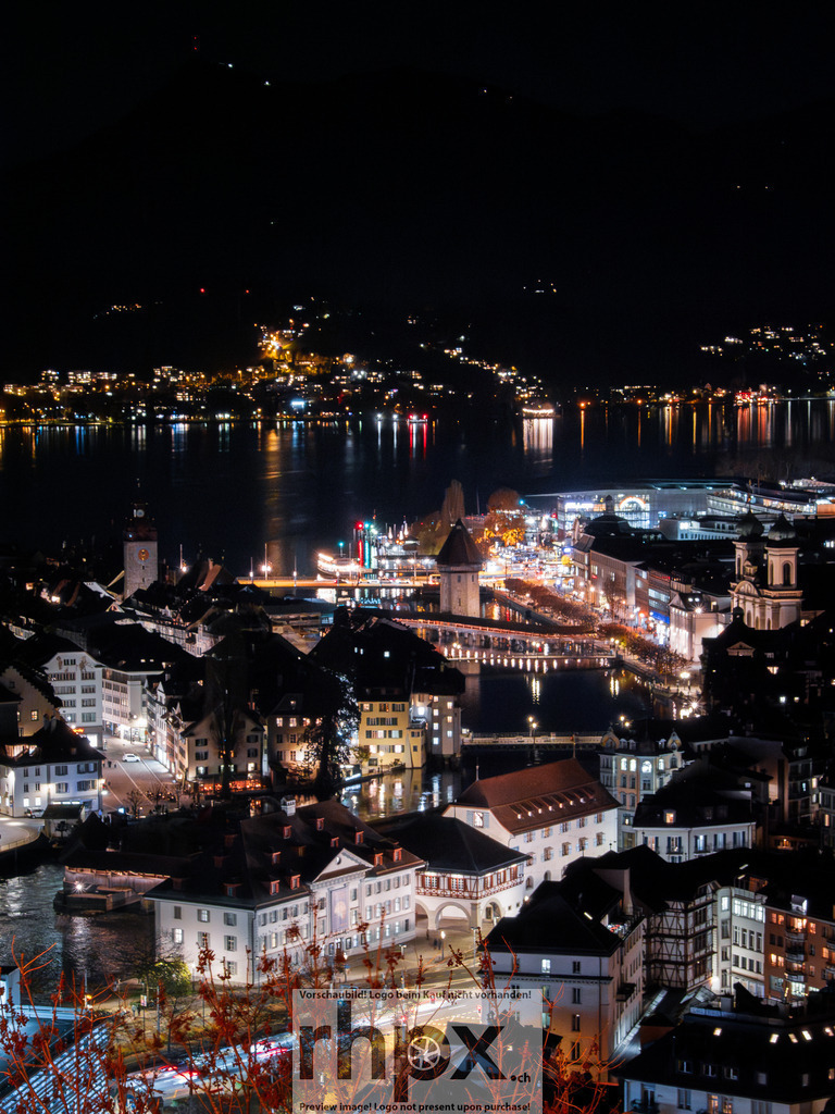 Blick über Luzern bei Nacht | Lichter. See. Magie.Das nächtliche Luzern erstrahlt in einem warmen Lichtermeer, das sich sanft im dunklen Wasser des Vierwaldstättersees spiegelt. Die erleuchtete Architektur der Altstadt schafft eine Atmosphäre von zeitloser Eleganz und Ruhe.Wähle unter "Produktauswahl" dein Wunschformat: Vom klassischen Wandbild über Puzzle &amp; Tassen bis zum digitalen Download (z.B. als Handy-Hintergrund). - Realisiert mit Pictrs.com